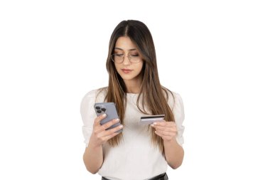 Çevrimiçi ödeme, iş kadını portresi online ödeme konsepti. Kredi kartı ve akıllı telefonu saklıyorum. Dijital alışveriş uygulamasını kullanarak. Cep telefonu kullanıyor. Beyaz stüdyo geçmişi. Boşluğu kopyala.