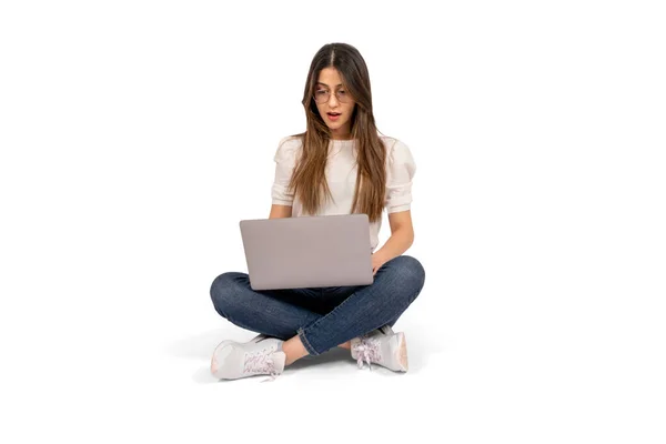 Megdöbbent Fiatal Megdöbbent Fiatal Teljes Testével Ülni Földön Laptopot Használni — Stock Fotó