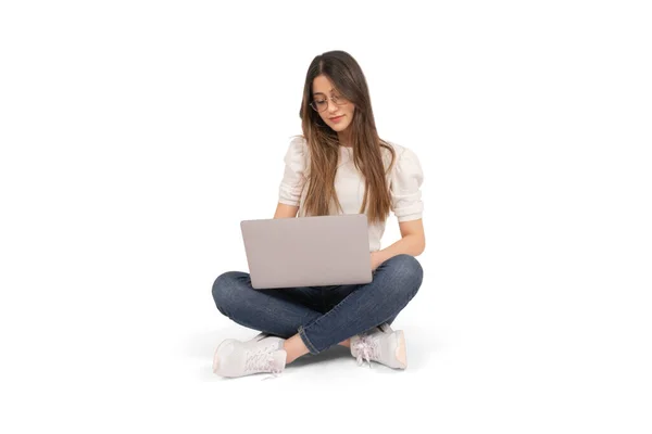 Egy Földön Laptoppal Női Irodai Dolgozó Teljes Testhosszú Üzletasszony Használ — Stock Fotó
