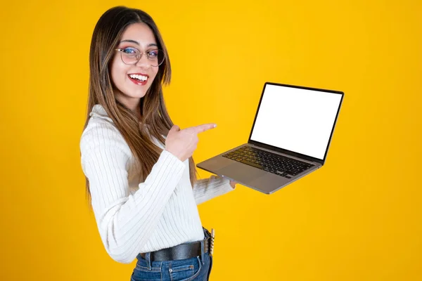 Zeigt Auf Laptop Bildschirm Seitenansicht Porträt Der Frau Zeigt Laptop — Stockfoto