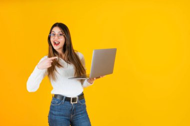 Parmak gösterme bilgisayarı, beyaz kızların dizüstü bilgisayarı işaret eden portresi. Modern defter tutan neşeli genç bayan. Web sitesi, uygulama, konsept fikir imajı. Boşluğu kopyala.
