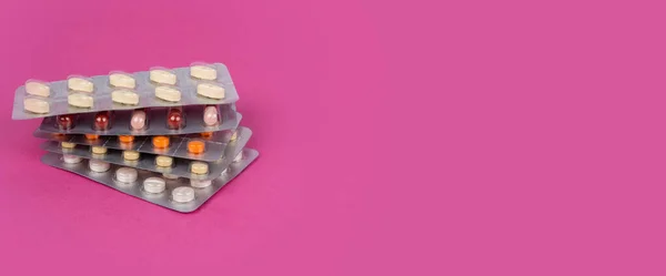 ブリスターパック フルブリスターパックを積層のサイドビューイメージ コピースペース付きピンクの背景 薬局のバナーの概念のアイデア 医療用錠剤 カプセル 薬や薬 — ストック写真