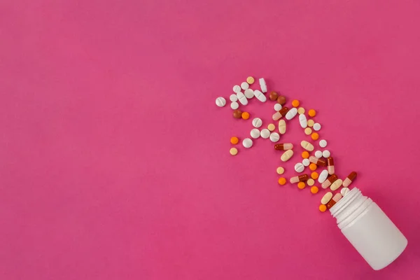 治療薬の処方 治療薬のための処方のトップビュー画像 こぼれた薬カプセルプラスチック製の白いボトルの錠剤 隔離されたピンクの背景 コピースペース — ストック写真