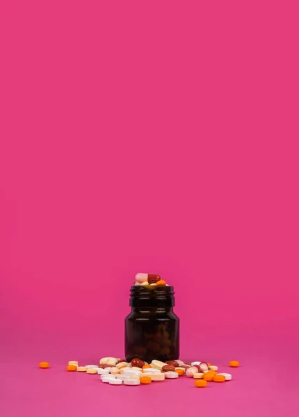 Куча Разнообразных Лекарственных Таблеток Оранжевый Стеклянный Флакон Полный Таблеток Изолированных — стоковое фото