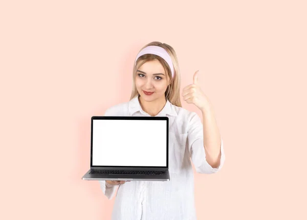 Laptopot Tart Üres Képernyővel Fiatal Mosolygó Szőke Lány Laptoppal Üres — Stock Fotó