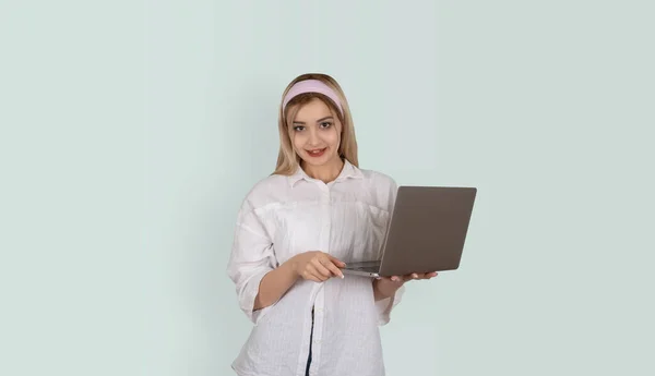 Laptopot Használó Fiatal Szőke Portré Vonzó Tapasztalt Laptoppal Kaukázusi Lány — Stock Fotó