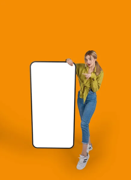 Große Smartphone Attrappe Ganzkörper Junge Lächelnde Blonde Frau Mit Dem — Stockfoto