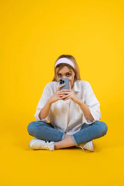 Mit Dem Smartphone Ganzkörperansicht Junge Blonde Mädchen Mit Dem Smartphone — Stockfoto