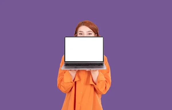 Moderne Laptop Attrappe Auf Rothaarige Frau Guckt Von Hinten Moderne — Stockfoto