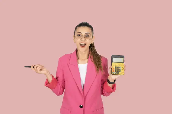 Femme Affaires Montrant Calculatrice Belle Femme Affaires Gaie Attrayante Caucasienne — Photo