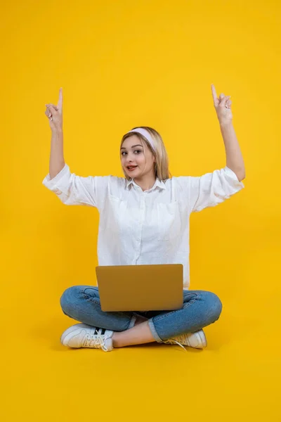 Frau Mit Laptop Junge Blonde Studentin Sitzt Auf Überkreuzten Beinen — Stockfoto
