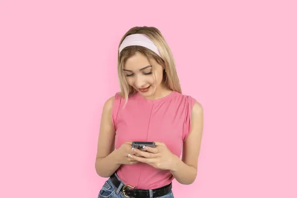 Χρησιμοποιώντας Κινητό Τηλέφωνο Χαμογελαστή Νεαρή Ξανθιά Γυναίκα Χρησιμοποιώντας Κινητό Τηλέφωνο — Φωτογραφία Αρχείου