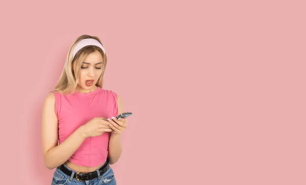 Έκπληκτη Νεαρή Καυκάσια Ξανθιά Γυναίκα Που Χρησιμοποιεί Κινητό Τηλέφωνο Σοκαρισμένο — Φωτογραφία Αρχείου