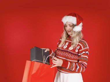 Hediye paketleri, Kafkasyalı genç Noel Baba kadın portresi hediye paketleri. Alışveriş hediyesi, kış tatili alışverişi. Stüdyo çekimi. Mutlu yeni yıl kutlamaları..