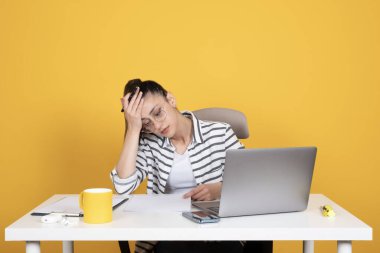 Yorgun iş kadını, Kafkasyalı yorgun iş kadını portresi. Ofis masasına otur, alnını tut. Laptop ve kağıt üzerinde çalış. İşte midem bulanıyor. Ofis çalışanı yaşam tarzı konsept resmi.
