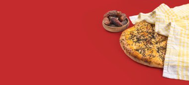 Ramazan bayrağı, menü konsepti fikri resmi. Geleneksel Türk mutfağı Ramazan pidesi ve ahşap kasede meyveler. İzole edilmiş kırmızı arkaplan, boşluk metin alanını kopyala.