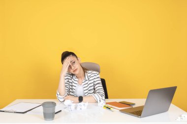 Stresli iş kadını, Kafkasyalı genç esmer portresi stresli iş kadını ofis masasında oturan baş ağrısı. Yorgun, hayal kırıklığına uğramış, üzgün, alnını elinle tutarak. Buruşuk kağıtlar kötü proje.