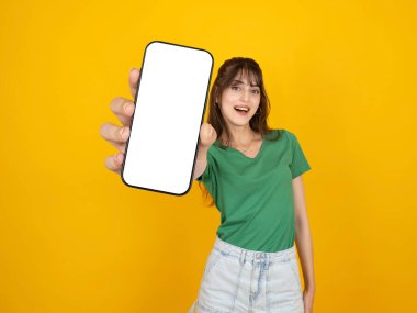 Büyük telefon gösteren bir kadın, beyaz tenli genç bir kadının portresi büyük telefon gösteren boş bir ekranı taklit eden yeni uygulama konsepti görüntüsünü sunan kameraya yakın çekim yapan bir kadın..