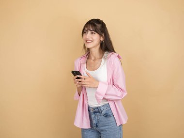 Beyaz tenli, uzun esmer, 20 'li yaşlarda bir kadının yan görünüş portresi. Cep telefonu kullanmayın. Gülümsemeyi bir kenara bırakın.