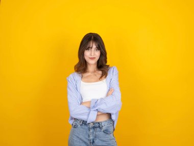 Kendinden emin gülümseyen genç bir kadın, 20 'li yaşlarda güzel beyaz bir kadının stüdyo fotoğrafı. Gülümseyen genç bir kadın. Günlük kıyafetler giyiyor..