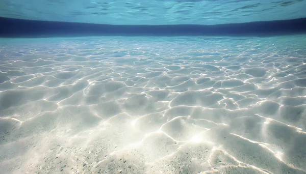 Onderwater Met Binnenvallend Zonlicht Glinsterende Waterkuipen Wit Zand Helder Tropisch — Stockfoto