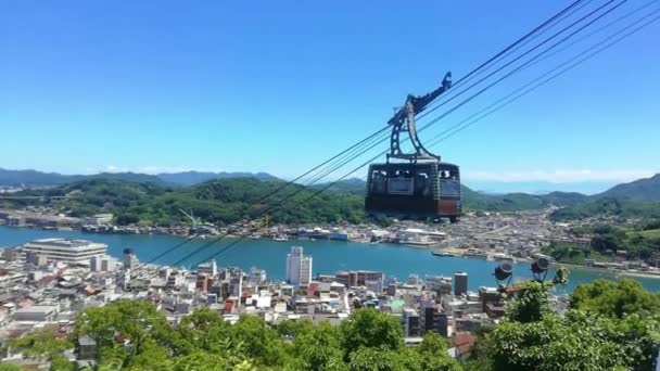 Paisaje Ciudad Portuaria Japonesa Mar Ciudad Teleférico Que Sube Verano — Vídeo de stock