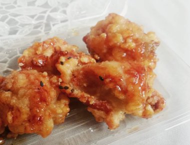 Lezzetli tatlı ve baharatlı kızarmış tavuk.