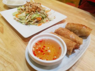 Vietnam yemeği, kızarmış börek, fındıklı salata.