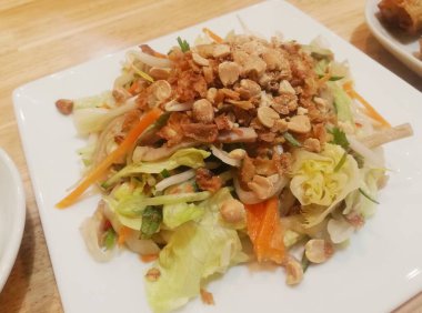 Lezzetli fıstıklı Vietnam salatası.