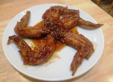 Kızarmış tavuk kanadı ve nucumam, Vietnam mutfağı.