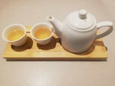 Çin çayı, çay fincanları ve içinde Çin çayı olan çaydanlıklar.