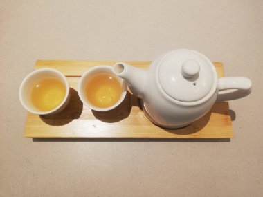 Yukarıdan Çin çayı, çay takımı..