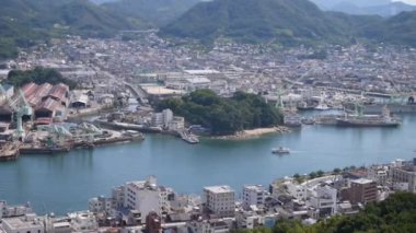 Güneşli bir günde Hiroşima, Onomichi 'de bir feribotun su yolundan geçişi zaman aşımına uğradı.