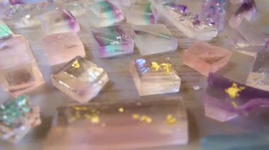 Parlayan kehribar şekeriyle kaplanmış güzel pastel.