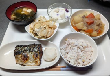 Lezzetli ızgara balık bu Japon usulü yemeğin ana öğünüdür..