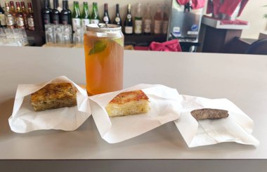 Geleneksel Sırp Mutfağı - Pita sa Mesom ve Pita sa Shirom ile Chevapi ve Herb Peach Isti