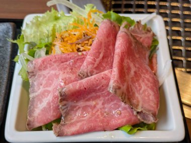 Lüks Yakiniku restoranından renkli wagyu bifteği salatası.