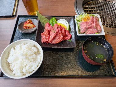 Şatafatlı Yakiniku Öğle Yemeği Seti Wagyu 'nun Dış Eteği