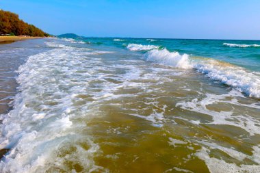 Dalgalı ve mavi deniz suyu arka planlı sahil