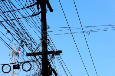 Şehir elektrik direğine dolanmış elektrik kabloları. Organizasyon yönetimi kavramına aykırı ve dağınık. Kapalı devre elektrik kabloları. Güzel bir manzara için yeraltı tellerini almalı..