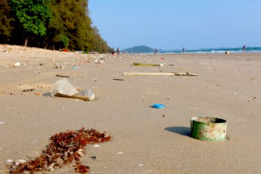 Plaj var çevre koruma çöp ve atık kavramı.
