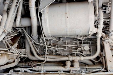 Havaalanı pistine park edilmiş jet uçağı sistemleri.