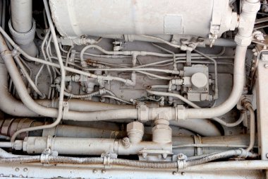 Havaalanı pistine park edilmiş jet uçağı sistemleri.