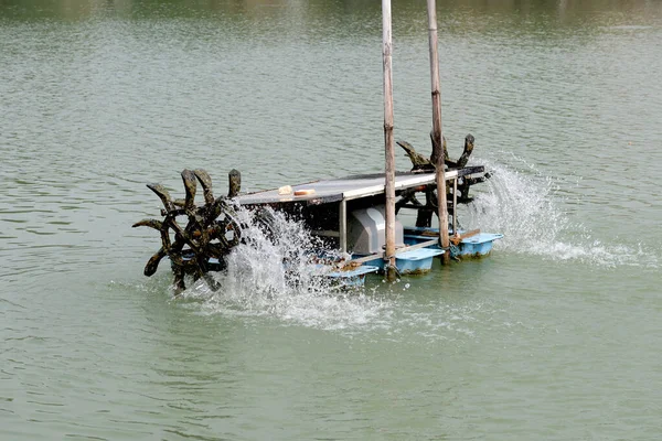 Bangkok, Tayland, Asya 'daki halk parkındaki kirli gölette su türbini.