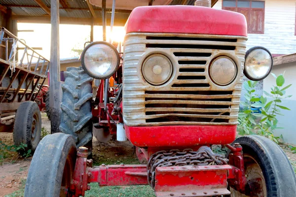 Roter Traktor Das Konzept Der Feldarbeit Und Landwirtschaft — Stockfoto