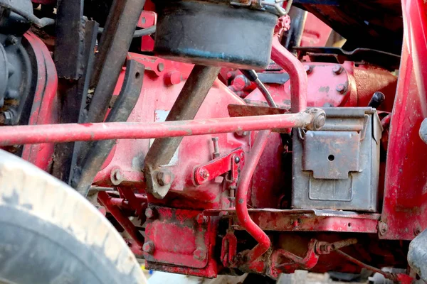 Roter Traktor Das Konzept Der Feldarbeit Und Landwirtschaft — Stockfoto