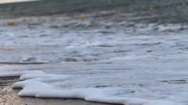 Gün batımında deniz dalgaları