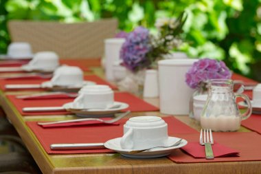 Bir restoranın açık hava bölgesinde kutlama için bir masa.