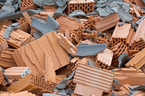 İnşaat alanında büyük bir moloz yığını var.