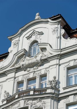 Yüksek kalite, tamamen yenilenmiş eski binalar, portre biçimi